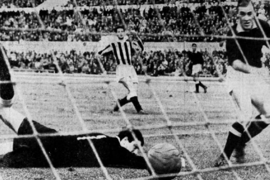 Manfredini segna con l'Udinese nella gara del 24 dicembre 1961