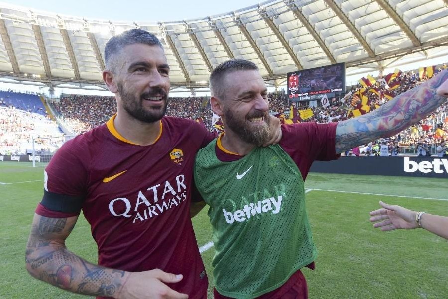 Kolarov e De Rossi festeggiano la vittoria nell'ultimo derby, di LaPresse