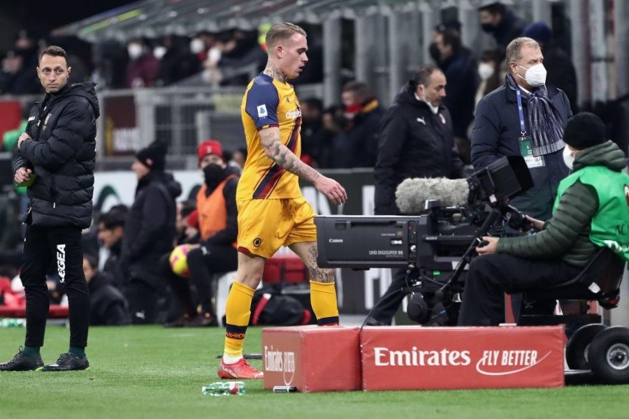 Karsdorp abbandona il campo in Milan-Roma (Getty Images)