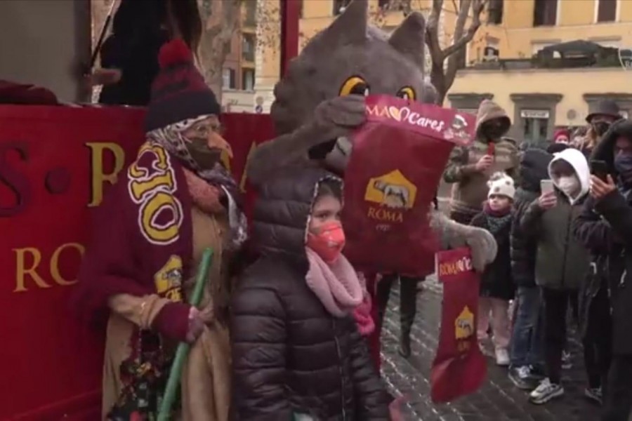 Fermo immagine del video postato dal profilo Twitter @OfficialAsRoma