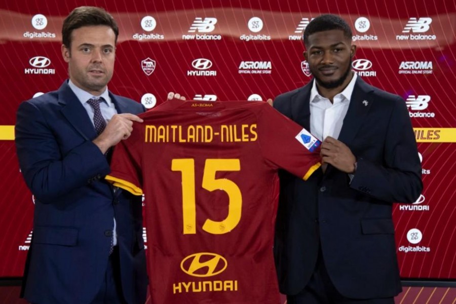 Maitland Niles con Tiago Pinto e la sua maglia giallorossa (As Roma via Getty Images)