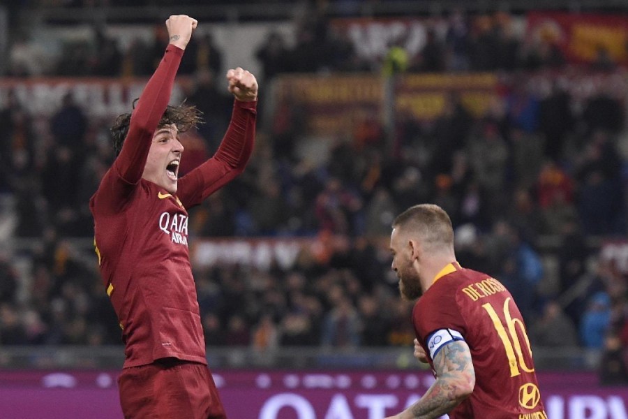 De Rossi e Zaniolo esultano dopo il gol al Milan, di LaPresse