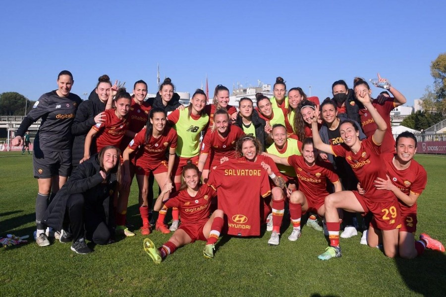 La foto ricordo, con al centro la maglia dedicata al medico (Foto dal profilo Twitter @ASRomaFemminile)