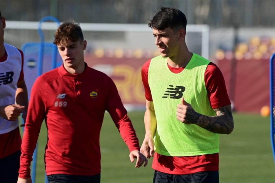 Ibanez e Zalewski durante l'allenamento di ieri a Trigoria (AS Roma via Getty Images)