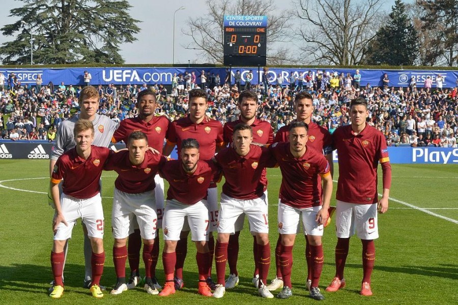 La formazione della Roma per la semifinale di Youth League del 2014-15, contro il Chelsea di Abraham: Calabresi è il quarto da sinistra della seconda fila, tra Marchizza e Pellegrini, Di Mariano l'ultimo a destra della prima