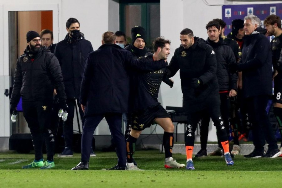 Calciatori e staff del Venezia festeggiano il gol alla Juventus (Getty Images)