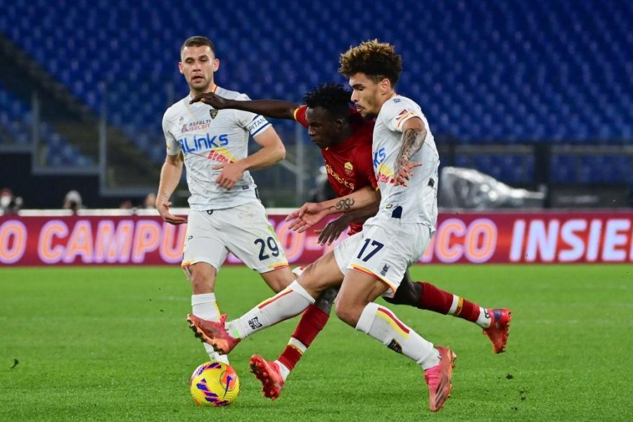 Afena-Gyan in pressing sulla difesa del Lecce (AS Roma via Getty Images)