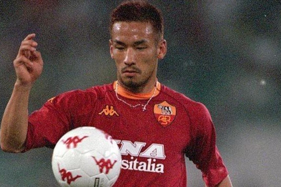 Hidetoshi Nakata durante una partita con la maglia della Roma