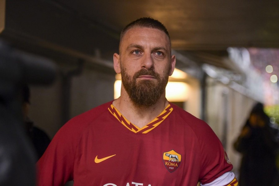 Daniele De Rossi con la fascia da capitano al braccio