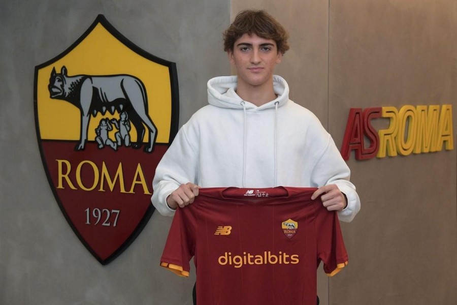 Jacopo Surricchio nel giorno dell'ufficialità alla Roma (foto pubblicata sul sito asroma.com)