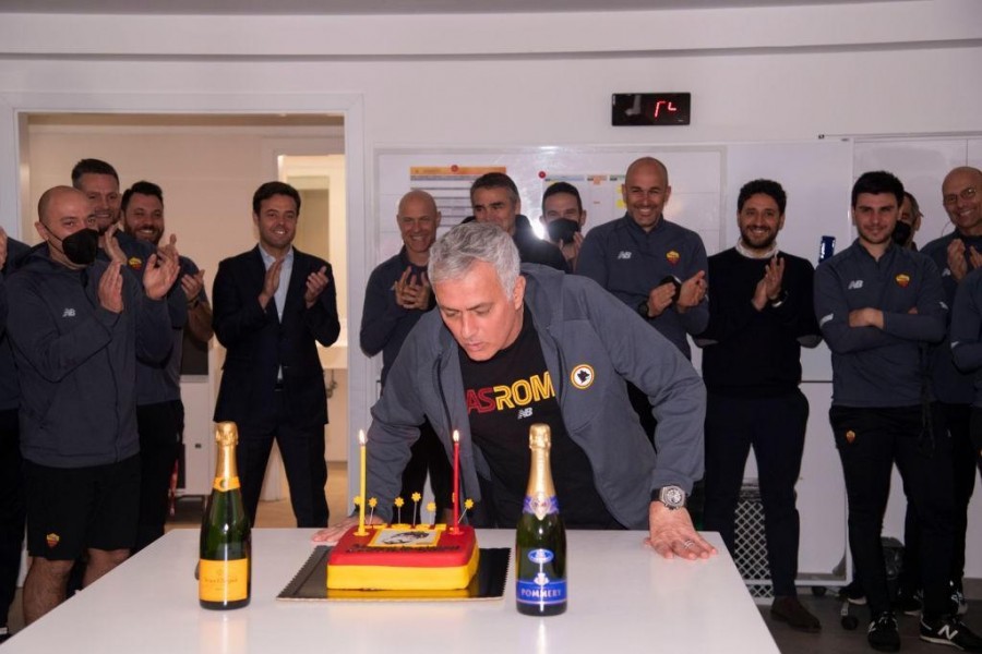 Il tecnico giallorosso spegne le candeline  (As Roma via Getty Images)