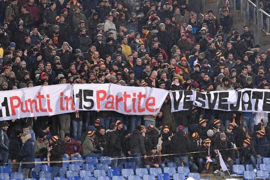 Lo striscione esposto durante Roma-Genoa, di LaPresse