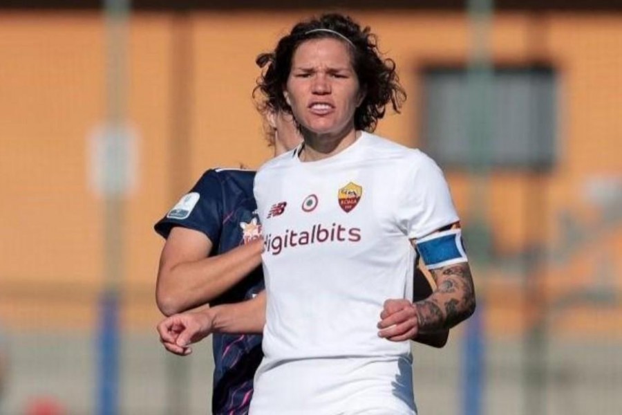 Elena Linari in campo contro il Como (As Roma via Getty Images)
