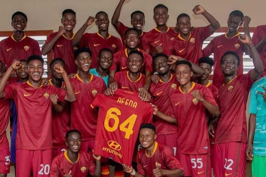 I calciatori dell'EurAfrica con i completi della Roma (Foto dal profilo Instagram @eurafricafc)