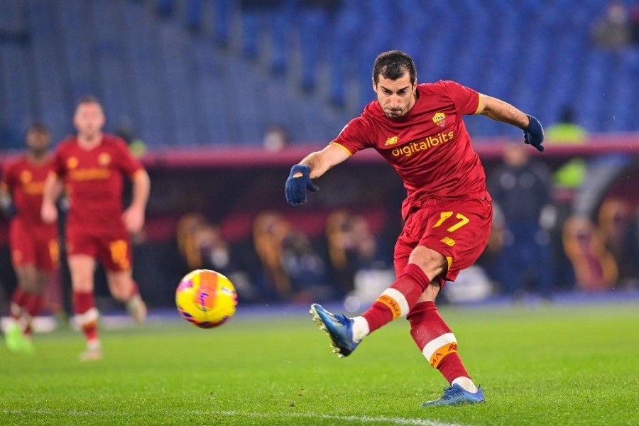 Mkhitaryan calcia in porta (As Roma via Getty Images)