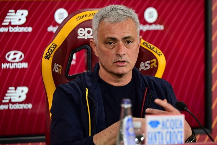 Jose Mourinho in conferenza stampa (As Roma via Getty Images)