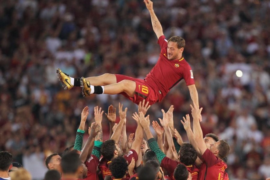 La squadra festeggia Totti il giorno dell'Addio
