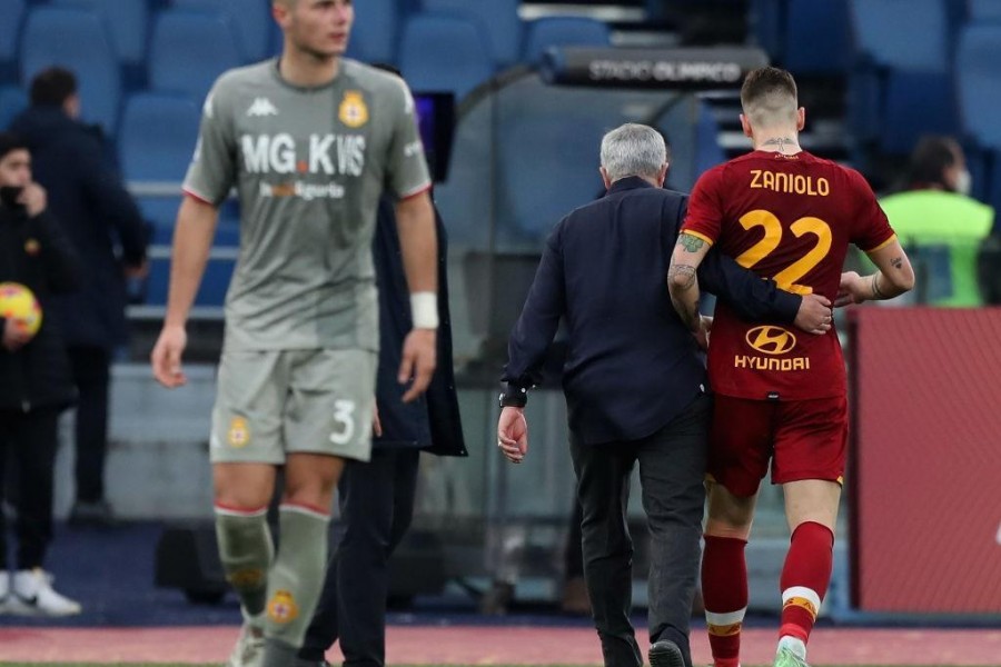 Zaniolo esce dal campo dopo l'espulsione decretata da Abisso (As Roma via Getty Images)