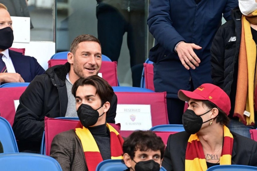 Totti e, col cappello rosso, Damiano dei Maneskin (As Roma via Getty Images)
