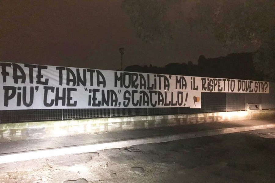 Lo striscione apparso a Campo Testaccio