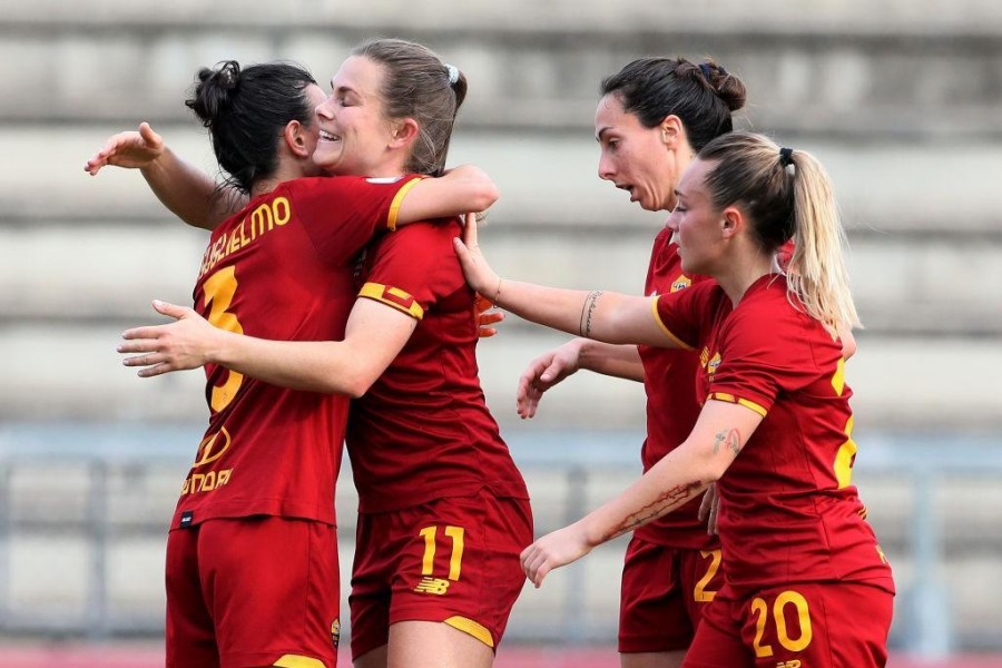 Un'esultanza delle giallorosse contro il Pomigliano (As Roma via Getty Images)