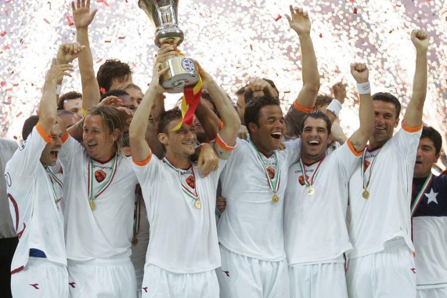 La Roma alza la Coppa Italia al San Siro nel 2007 (Getty Images)
