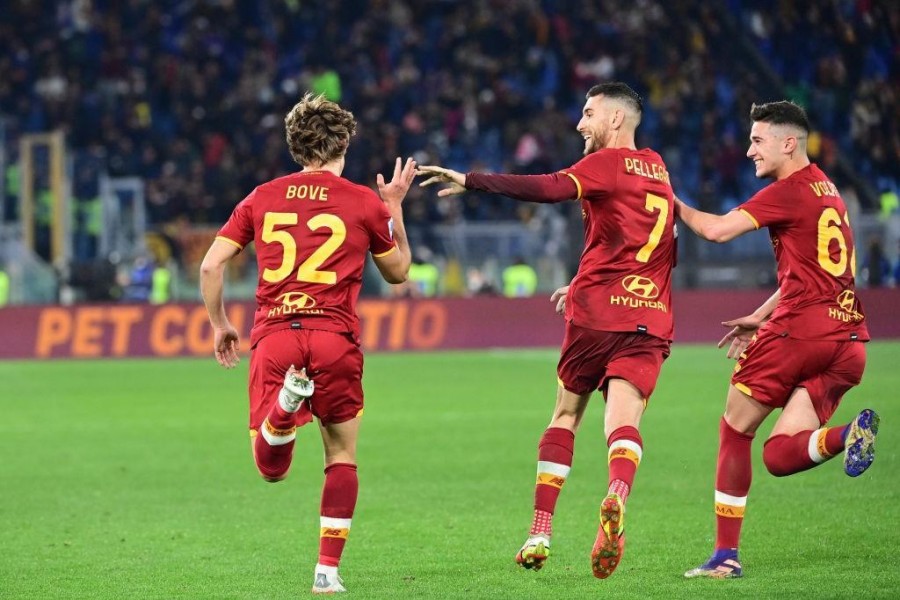 Bove, Volpato e Pellegrini esultano dopo il pari (As Roma via Getty Images)