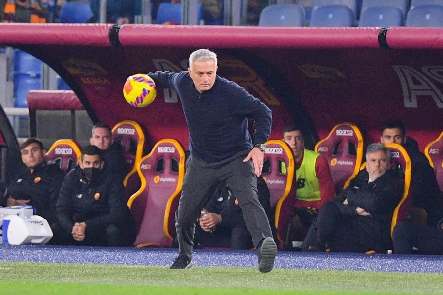 Mourinho nel corso della gara col Verona (As Roma via Getty Images)