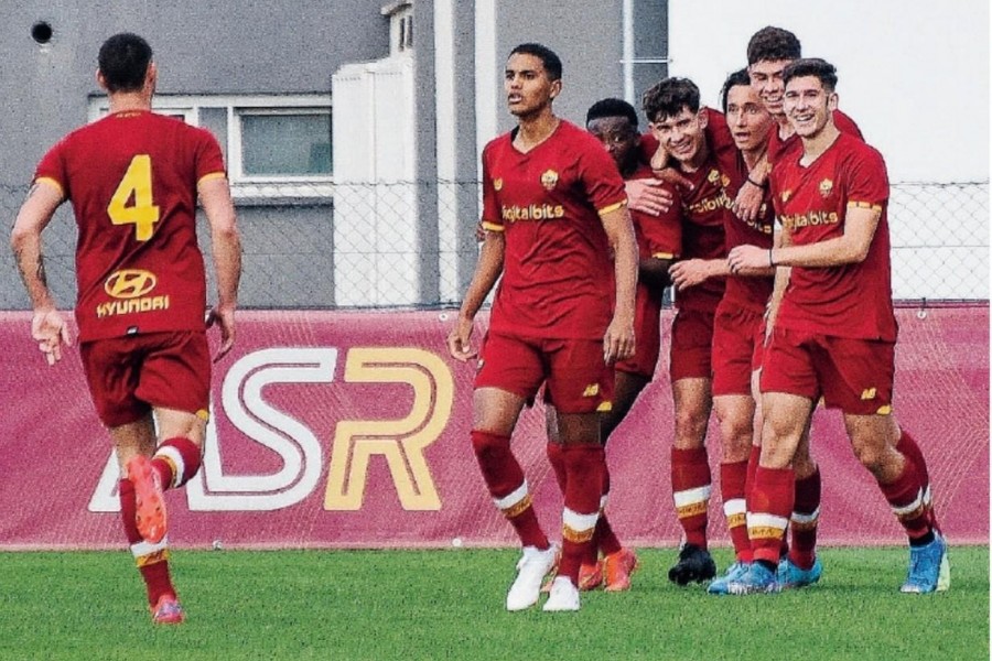 I giocatori dell'Under 18 festeggiano Francesco D'Alessio, autore di una doppietta (Foto MANCINI/SACCHINI)