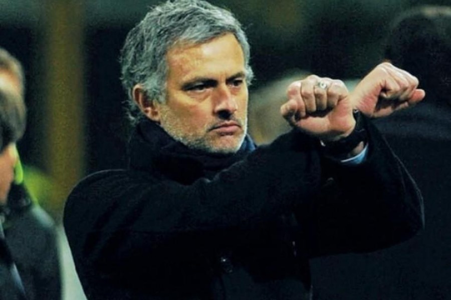 Il gesto delle manette di Mourinho durante Inter-Samp del febbraio 2010 (Getty Images)