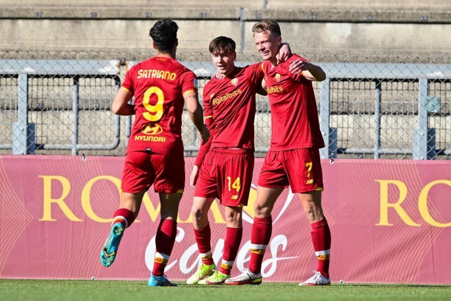 Persson esulta dopo un gol con Satriano e Oliveras (As Roma via Getty Images)