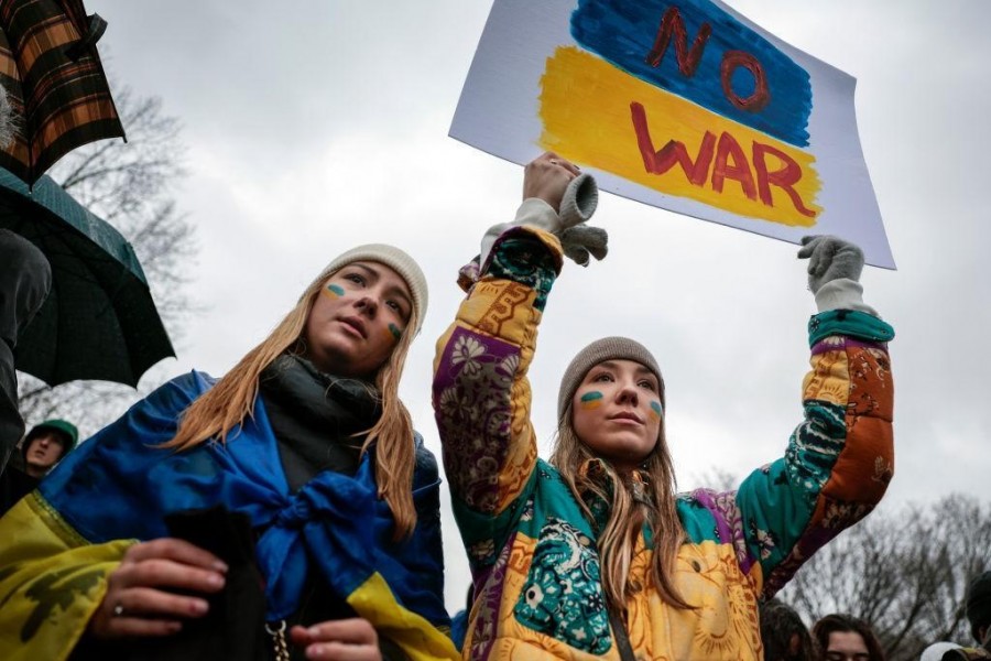 Un corteo di manifestanti supporta l'Ucraina (Getty Images)