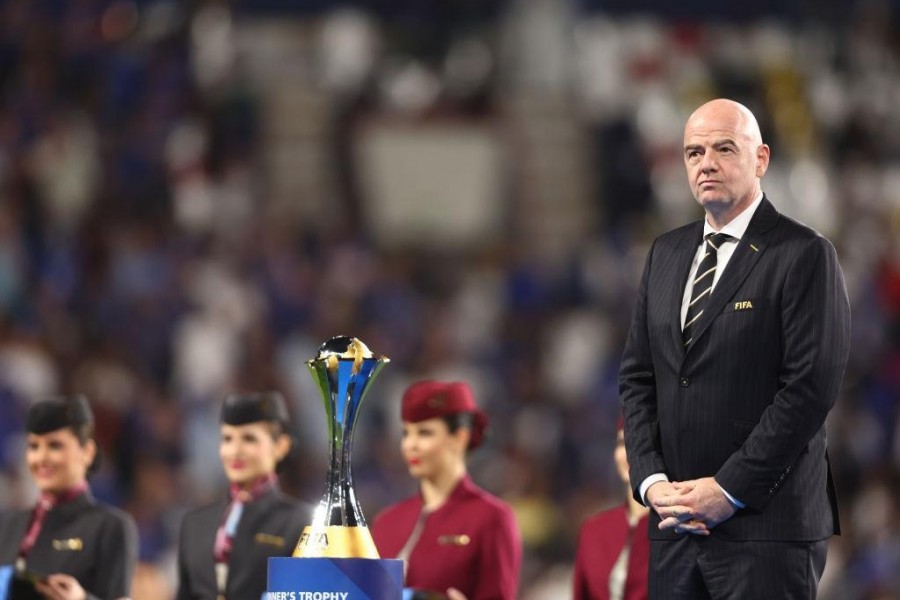 Gianni Infantino, presidente Fifa, con il trofeo della competizione