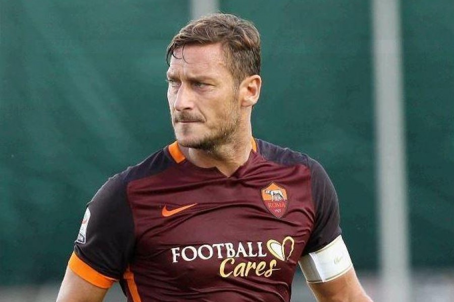 Francesco Totti in campo nella sfida del 12 settembre 2015, di Proietti