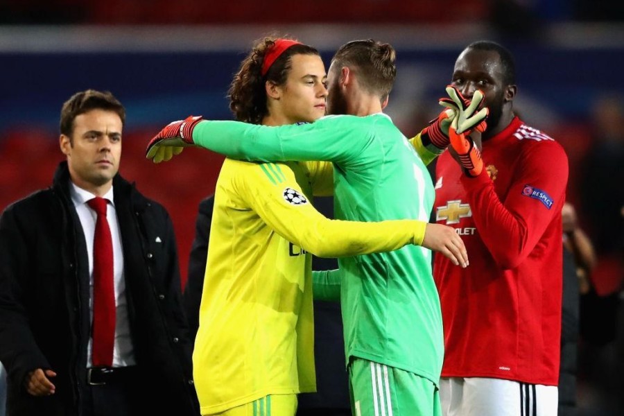 Mile Svilar, sotto gli occhi di Tiago Pinto, abbraccia De Gea (Getty Images)