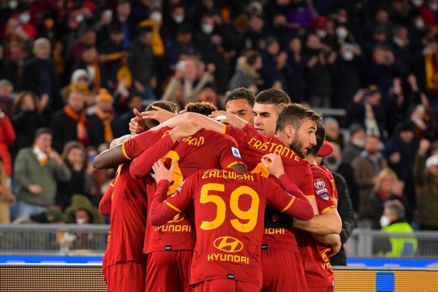 I giocatori della Roma si abbracciano dopo il gol di Abraham contro l'Atalanta (Getty Images)