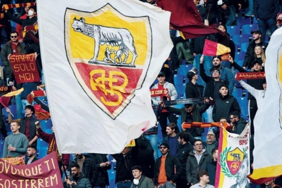 Lo stemma della Roma nella sede del club