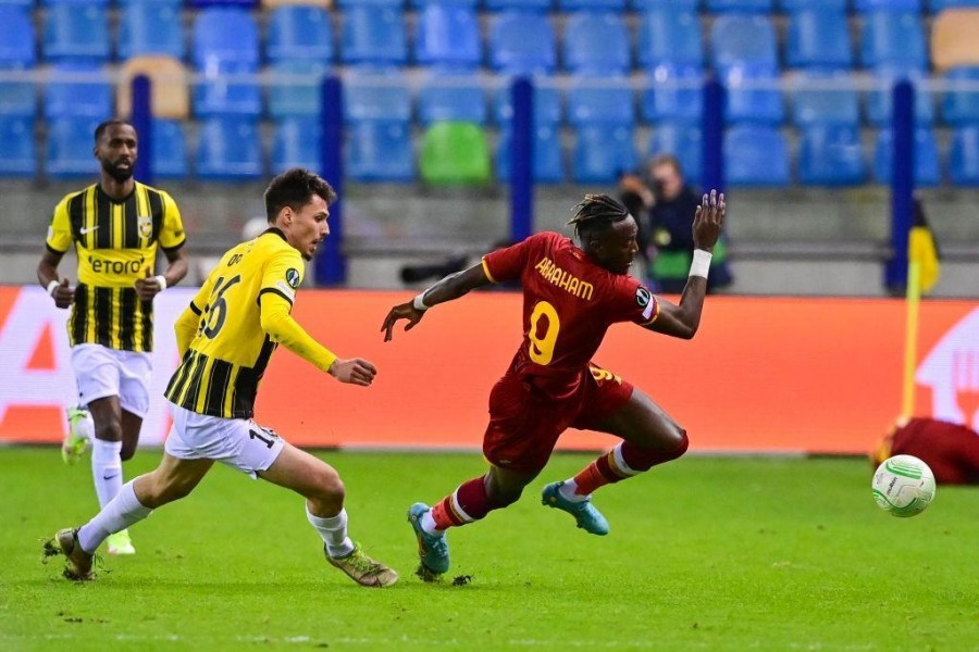 Oroz a contrasto con Abraham (AS Roma via Getty Images)