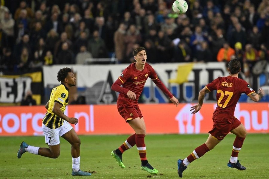 Marash Kumbulla in campo contro il Vitesse (As Roma via Getty Images)