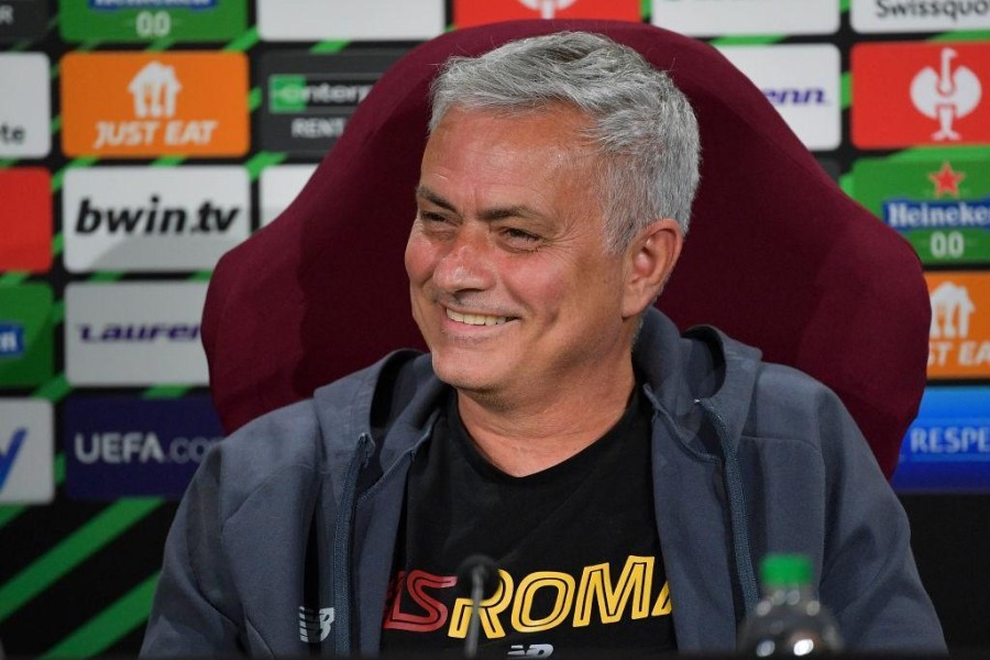 Jose Mourinho in conferenza stampa (As Roma via Getty Images)