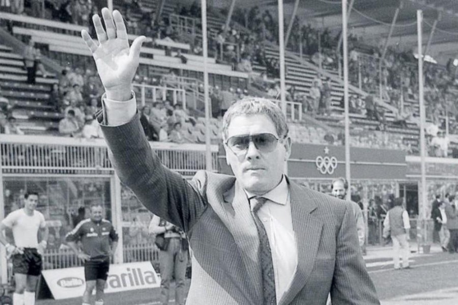 Gigi Radice saluta la Curva Sud al Flaminio nell’annata sulla panchina giallorossa (Foto Archivio AS Roma)