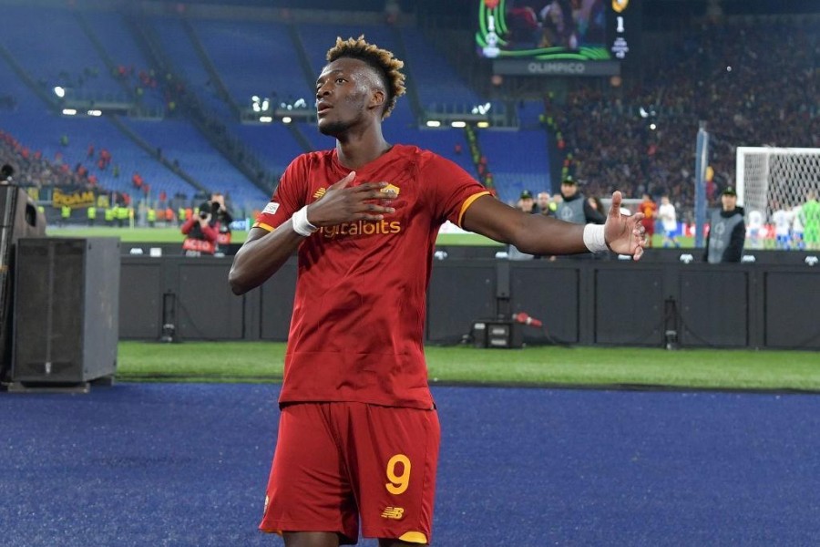 Abraham sotto la Sud dopo il gol al Vitesse (As Roma via Getty Images)