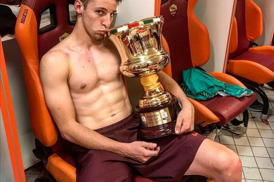 Frattesi dopo la vittoria della Coppa Italia Primavera con la Roma (Foto dal profilo Instagram @davidefrattesi_22)