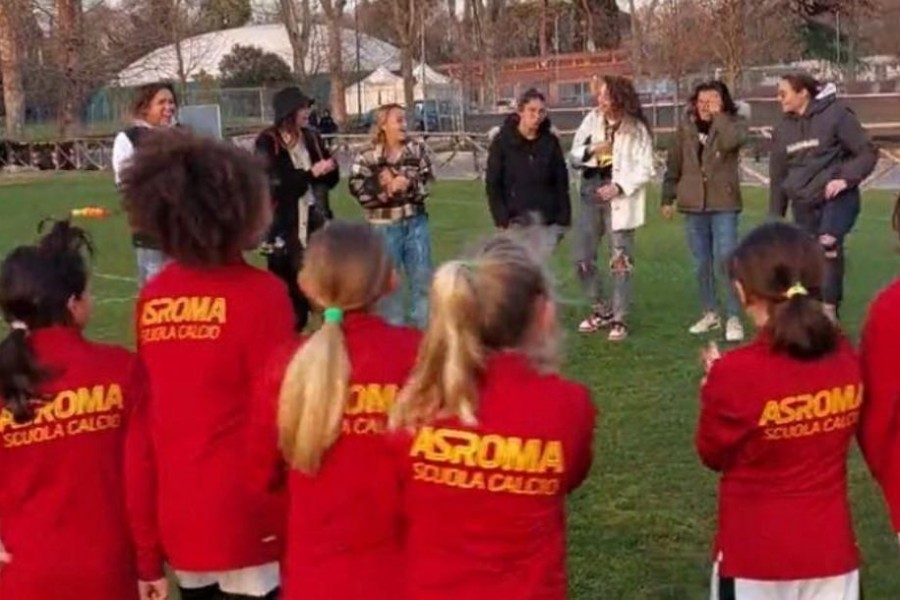 Un'immagine dall'incontro tra le giocatrici giallorosse e le giovani della scuola calcio (da Twitter @ASRomaFemminile)