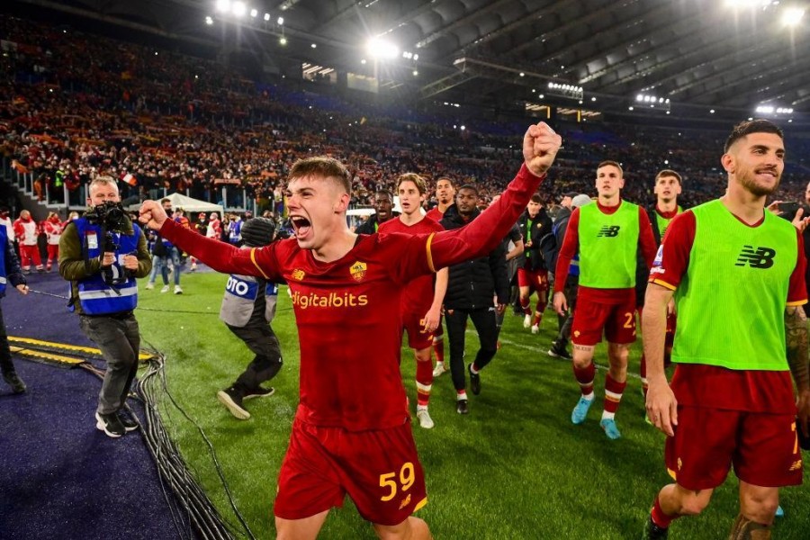 Nicola Zalewski dopo il derby vinto contro la Lazio per 3-0 (As Roma via Getty Images)