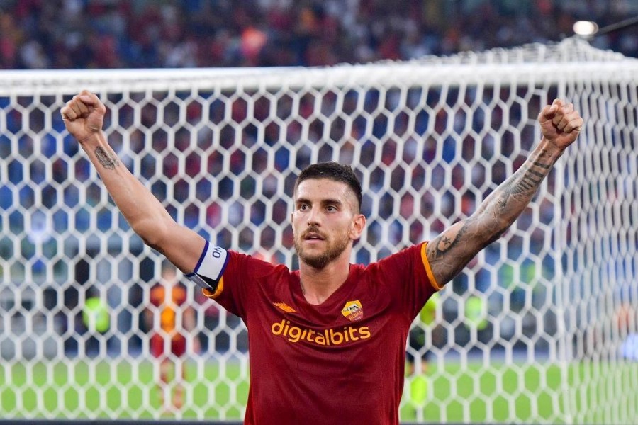 Lorenzo pellegrini con la maglia della Roma (As Roma via Getty Images)