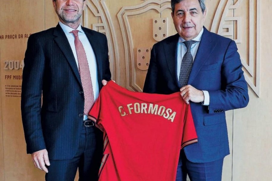 L’Ambasciatore Formosa, a sinistra, in compagnia del Presidente della Federcalcio portoghese, Fernando Gomes, in occasione di una visita a febbraio