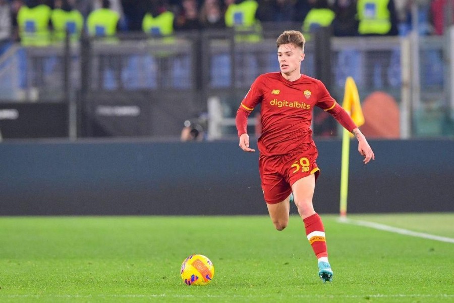 Nicola Zalewski in campo con la Roma (As Roma via Getty Images)