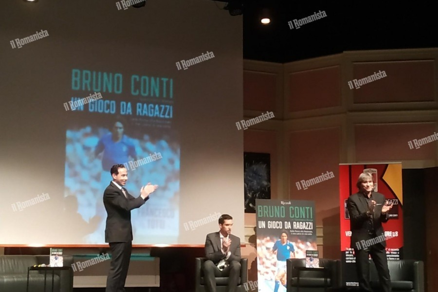 Da sinistra, Matteo Vespasiani, Giammarco Menga e Bruno Conti sul palco del teatro Manzoni a Roma
