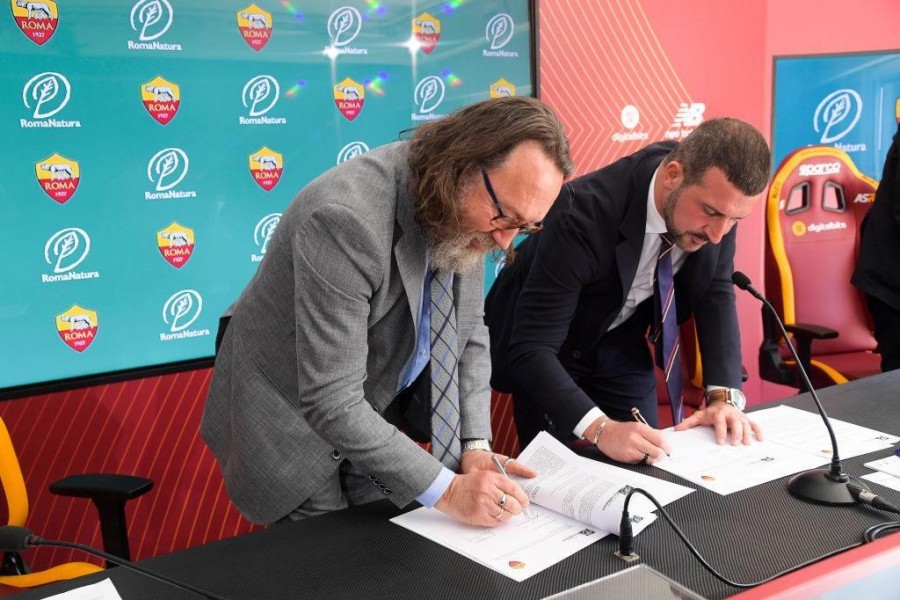 La firma del protocollo d’intesa fra Francesco Pastorella, direttore del Sustainability and Community Department, e Maurizio Gubbiotti (As Roma via Getty Images)
